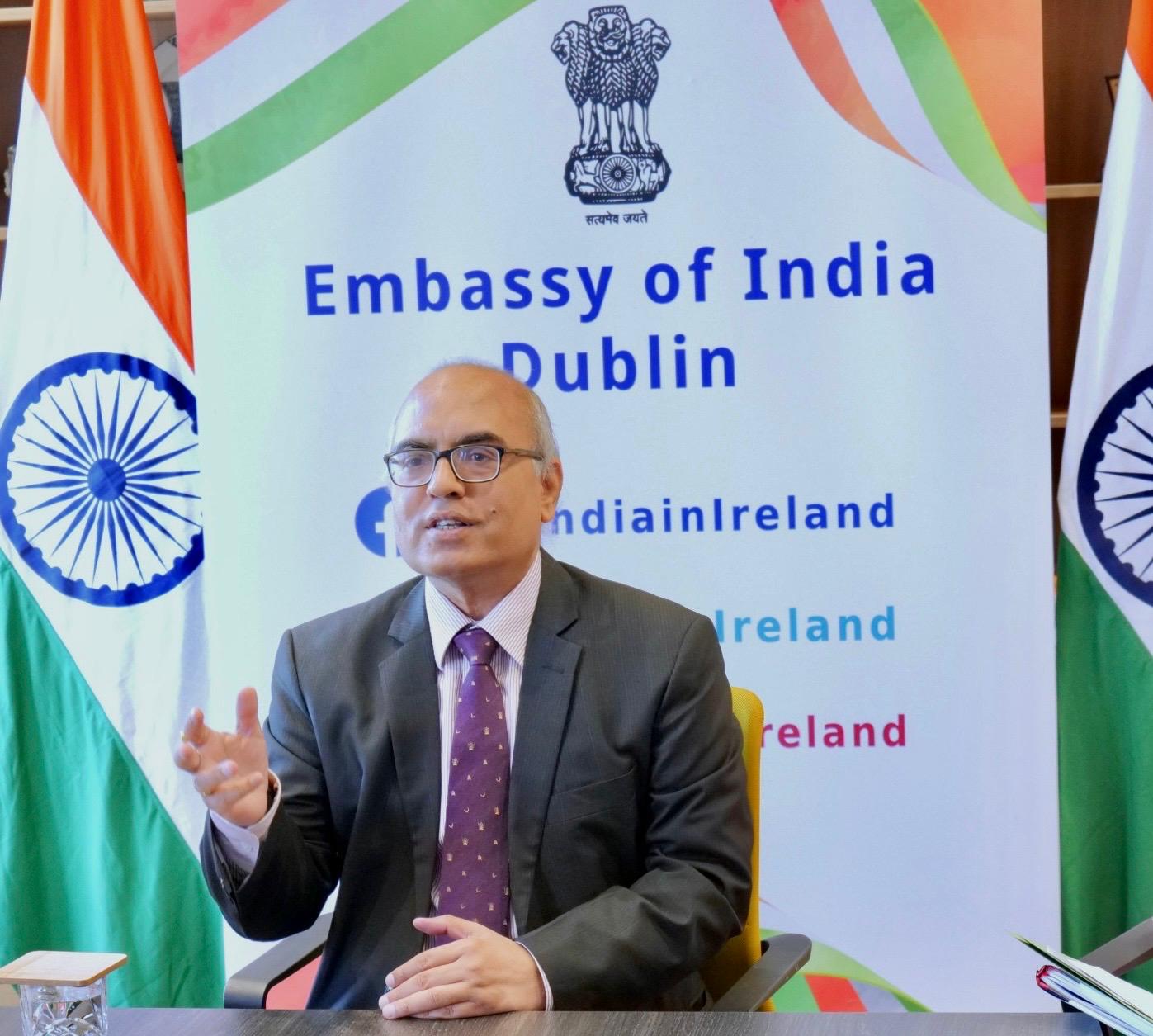 आयरलैंड में भारतीय दूतावास में राजदूत अखिलेश मिश्रा द्वारा संस्कृत में संविधान की प्रस्तावना का वाचन