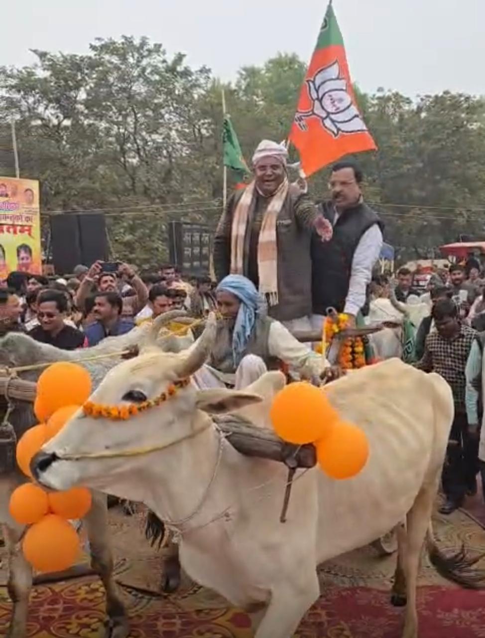 सांसद देवेंद्र सिंह भोले ने बैलगाड़ी चलाकर दिया आत्मनिर्भर भारत का संदेश, किसानों को दी अधिनियम की जानकारी